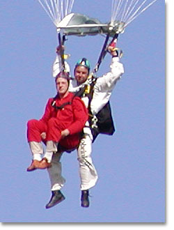 Foto: Fallschirmspringer kurz vor der Landung