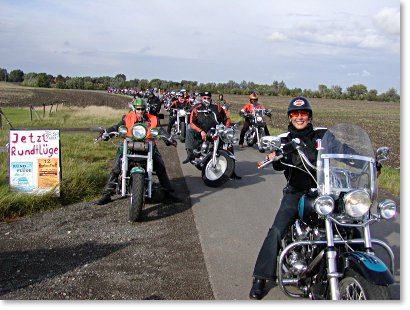 Foto: Harley-Rider vor dem Flugfeld